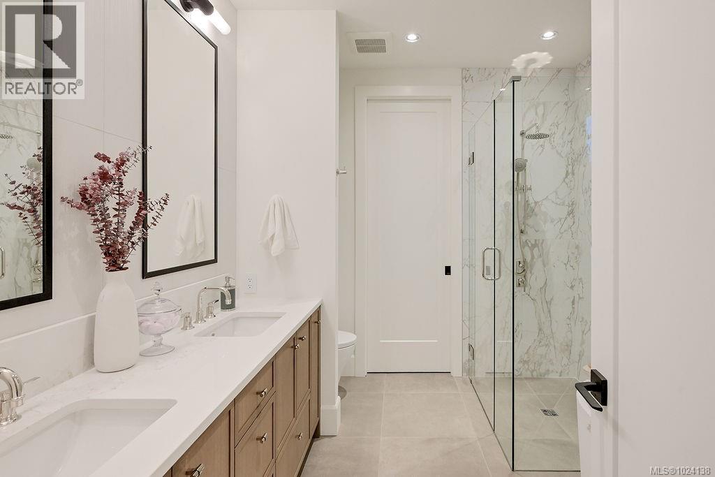  1047 Falkland Road, Oak Bay