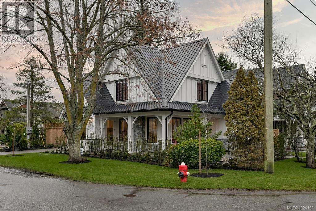  1047 Falkland Road, Oak Bay