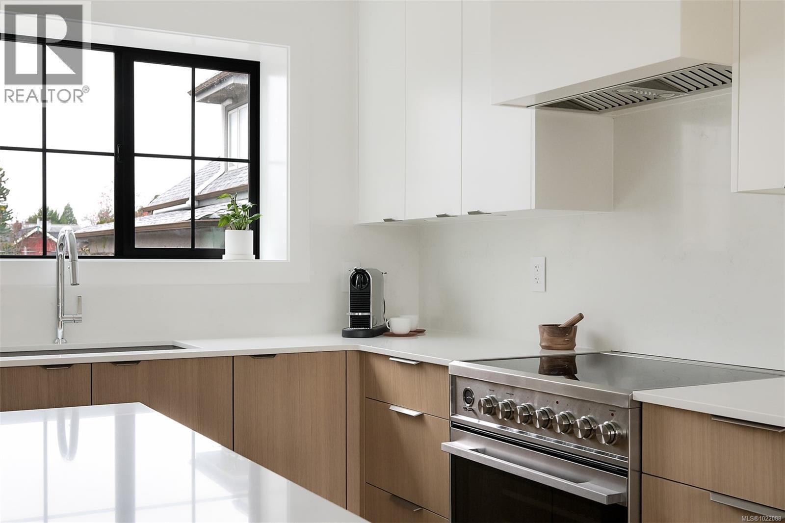 1 2268 Bowker Avenue, Oak Bay