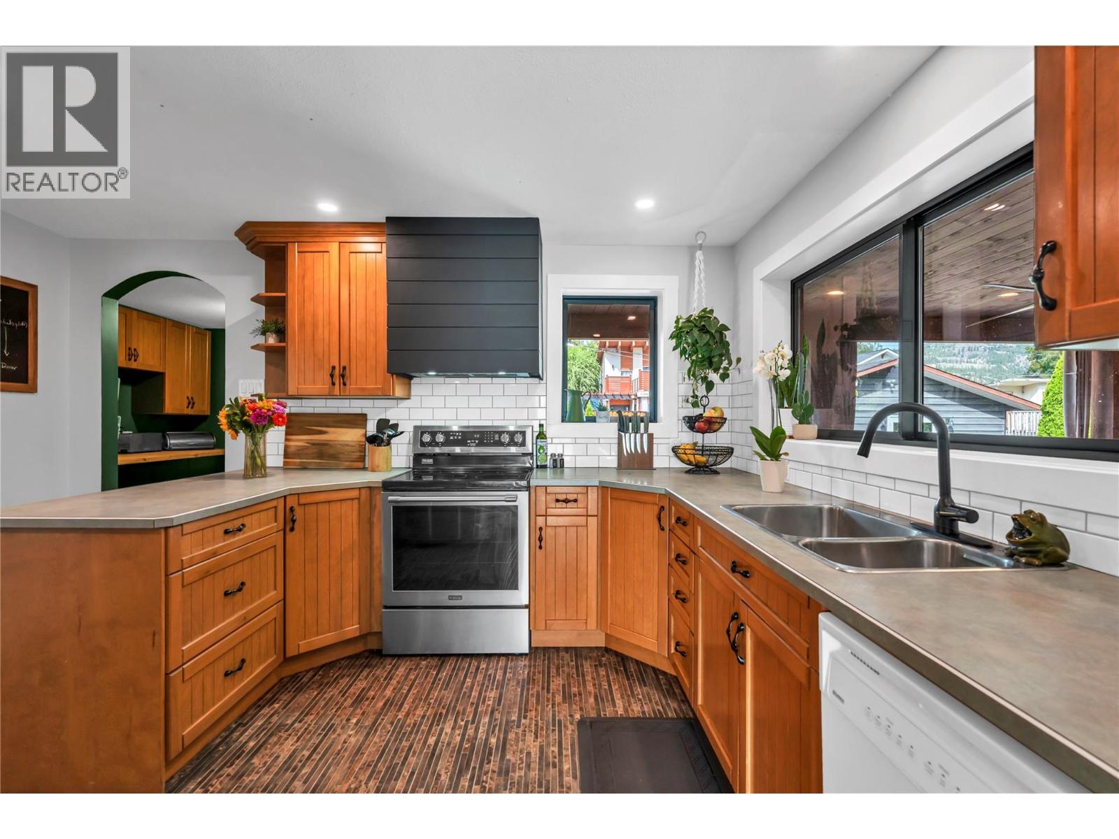 10816 Victoria Road S, Summerland