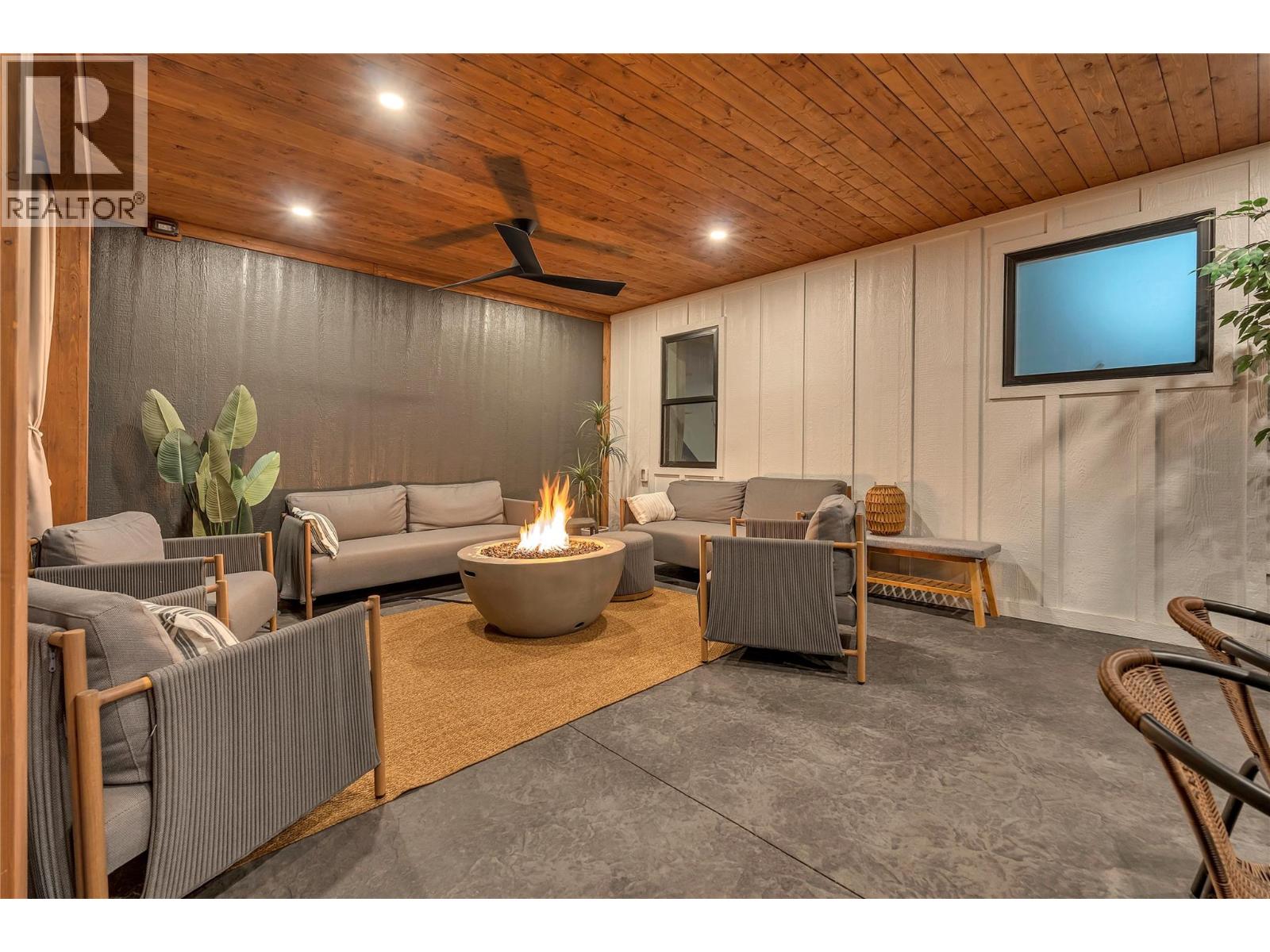 10816 Victoria Road S, Summerland