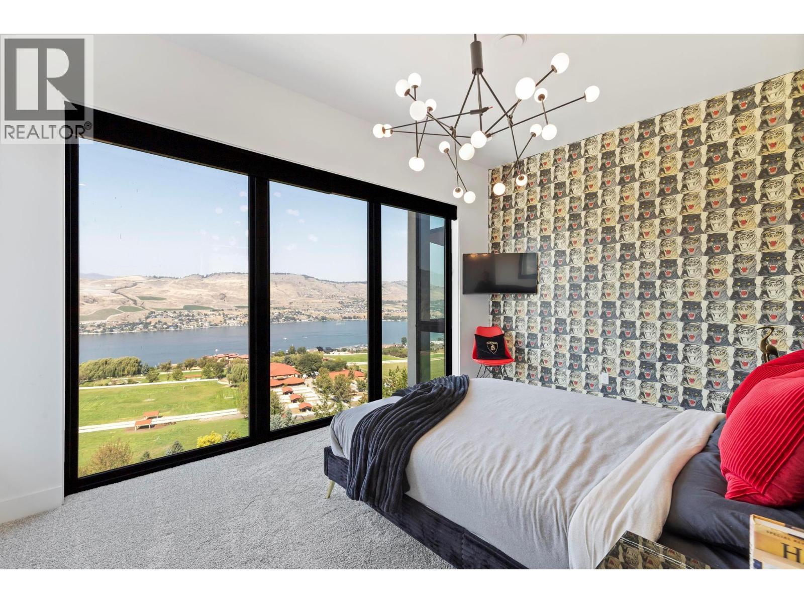  120 Sunset Boulevard, Vernon