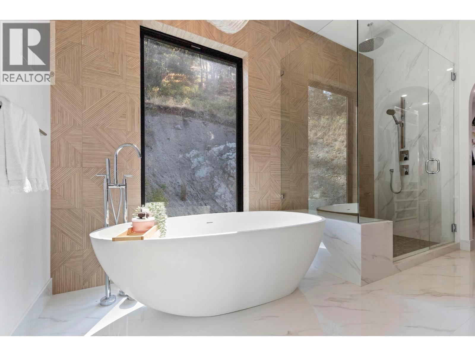  120 Sunset Boulevard, Vernon