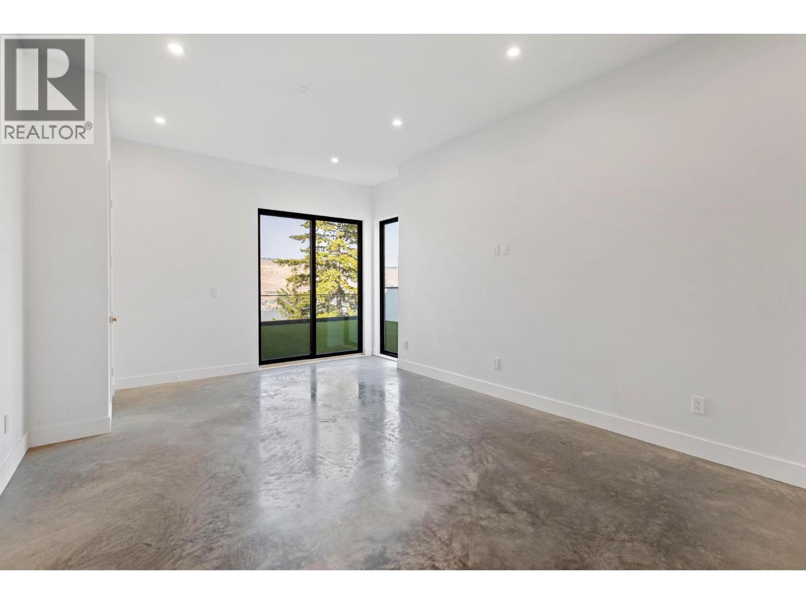  120 Sunset Boulevard, Vernon