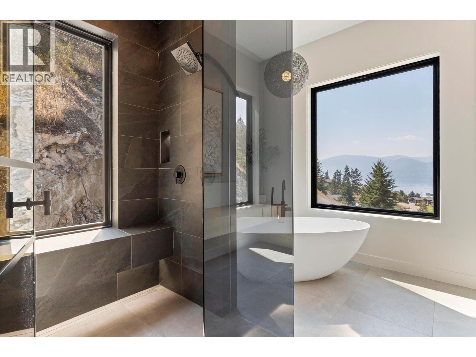  120 Sunset Boulevard, Vernon