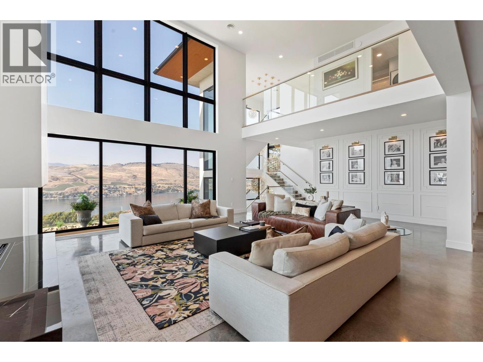  120 Sunset Boulevard, Vernon