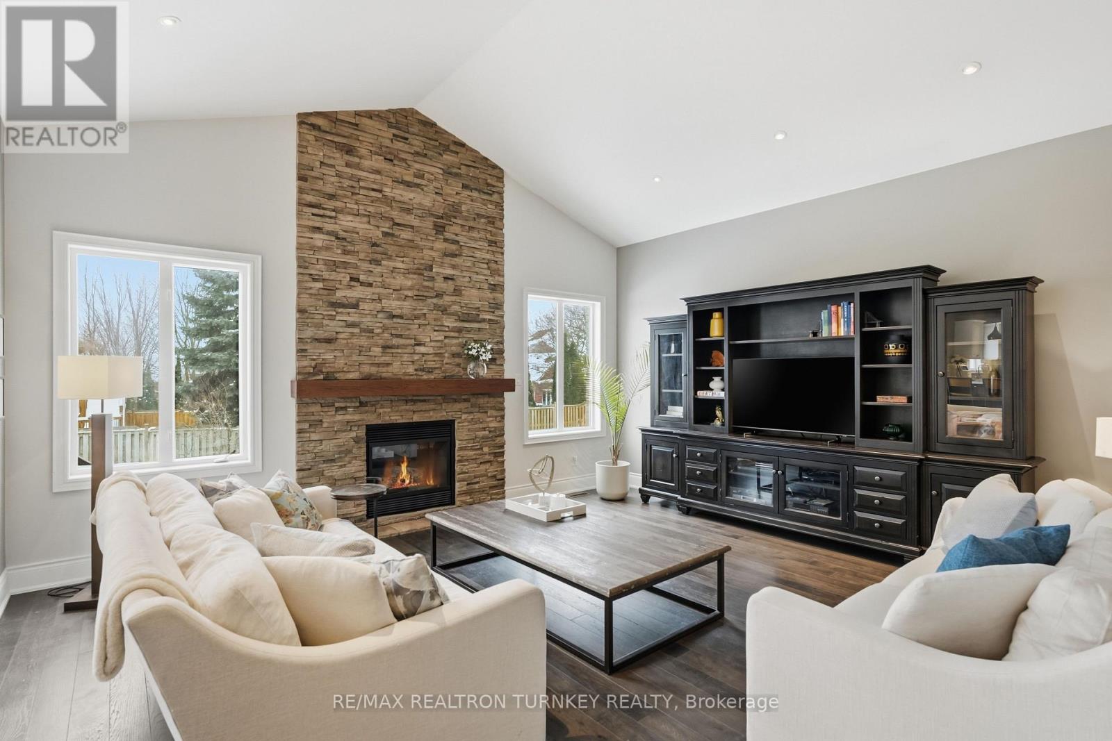 668 FOXCROFT BOULEVARD - Photo 2 of 50, Newmarket (Stonehaven-Wyndham), Ontario