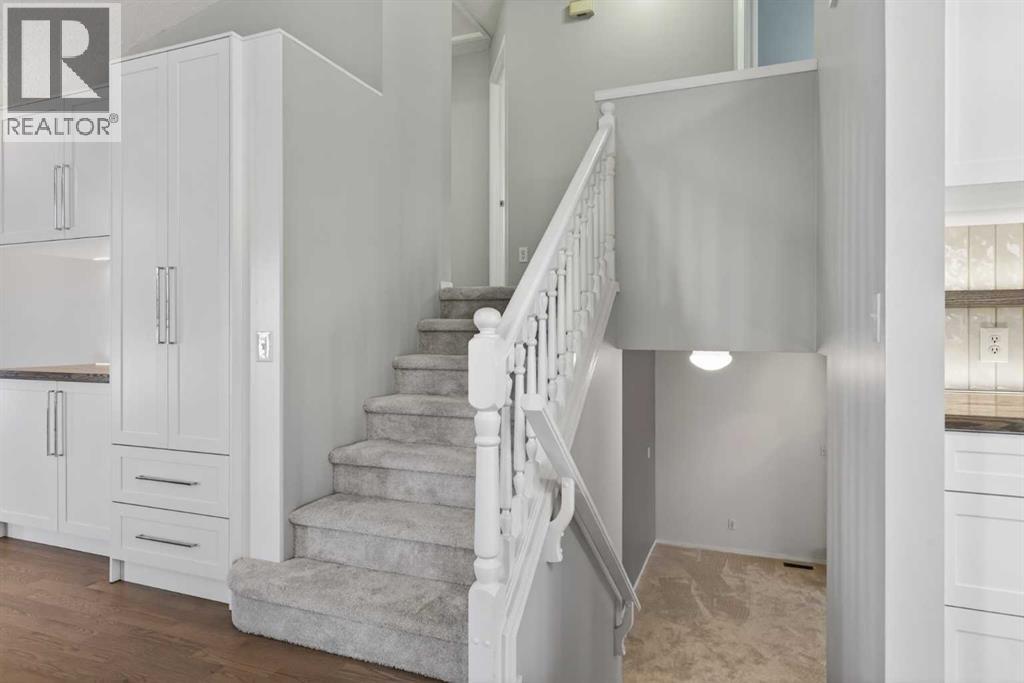 Single Family House 4 Level for Sale in  Douglas Ridge Close SE Douglasdale/Glen Calgary 