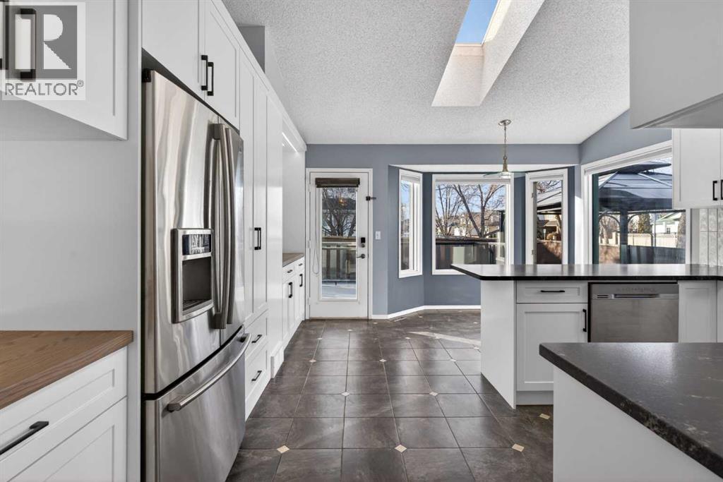 Single Family House 4 Level for Sale in  Douglas Ridge Close SE Douglasdale/Glen Calgary 