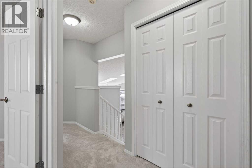 Single Family House 4 Level for Sale in  Douglas Ridge Close SE Douglasdale/Glen Calgary 