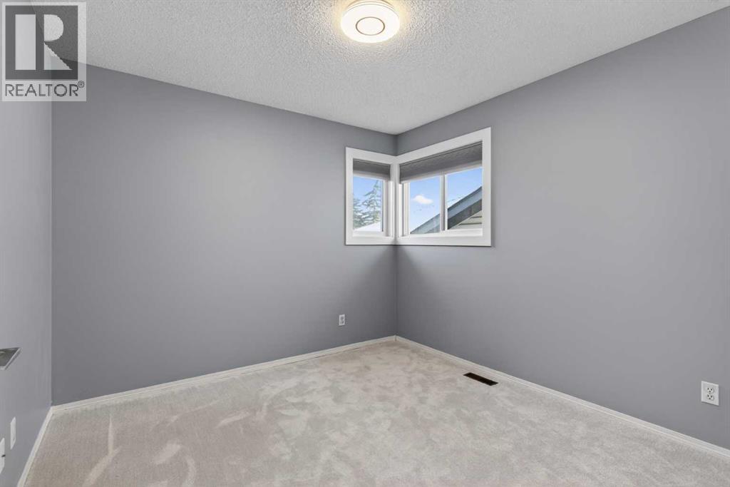 Single Family House 4 Level for Sale in  Douglas Ridge Close SE Douglasdale/Glen Calgary 