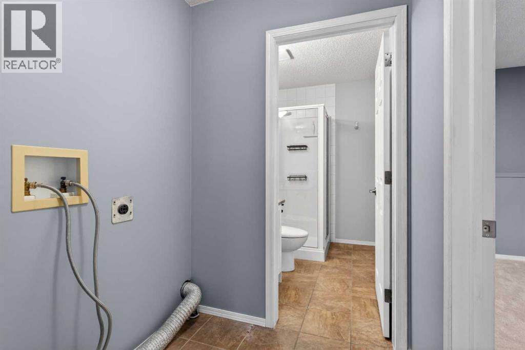 Single Family House 4 Level for Sale in  Douglas Ridge Close SE Douglasdale/Glen Calgary 