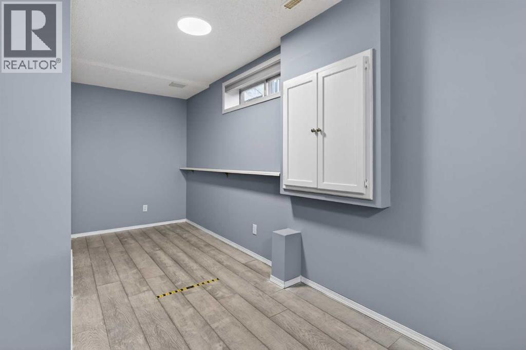 Single Family House 4 Level for Sale in  Douglas Ridge Close SE Douglasdale/Glen Calgary 