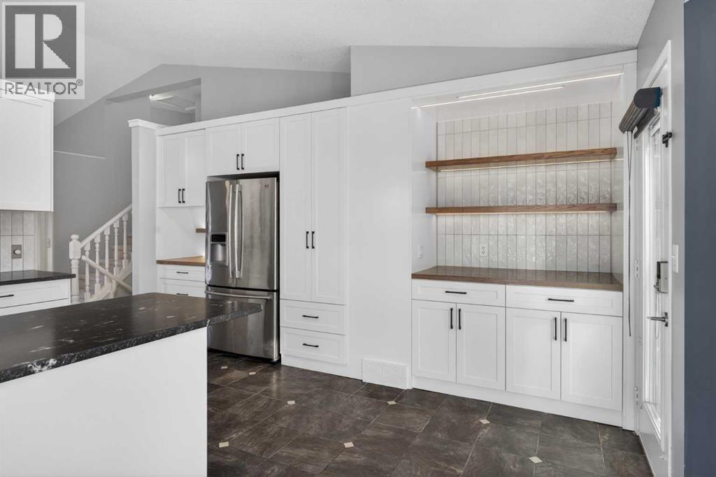 Single Family House 4 Level for Sale in  Douglas Ridge Close SE Douglasdale/Glen Calgary 