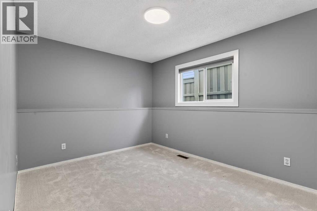 Single Family House 4 Level for Sale in  Douglas Ridge Close SE Douglasdale/Glen Calgary 