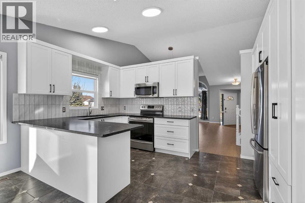 Single Family House 4 Level for Sale in  Douglas Ridge Close SE Douglasdale/Glen Calgary 