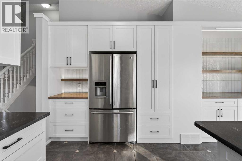 Single Family House 4 Level for Sale in  Douglas Ridge Close SE Douglasdale/Glen Calgary 