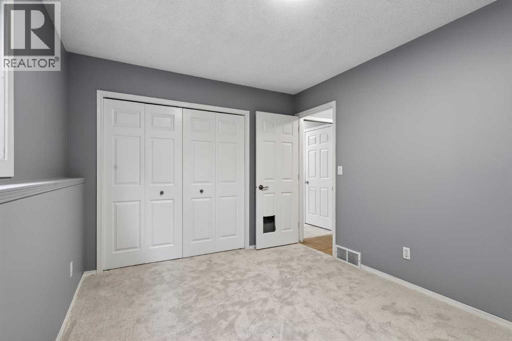 Single Family House 4 Level for Sale in  Douglas Ridge Close SE Douglasdale/Glen Calgary 