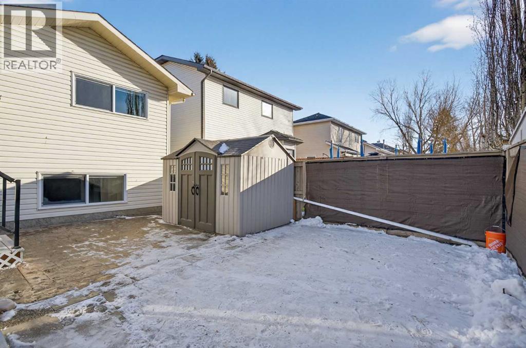 Single Family House 4 Level for Sale in  Douglas Ridge Close SE Douglasdale/Glen Calgary 