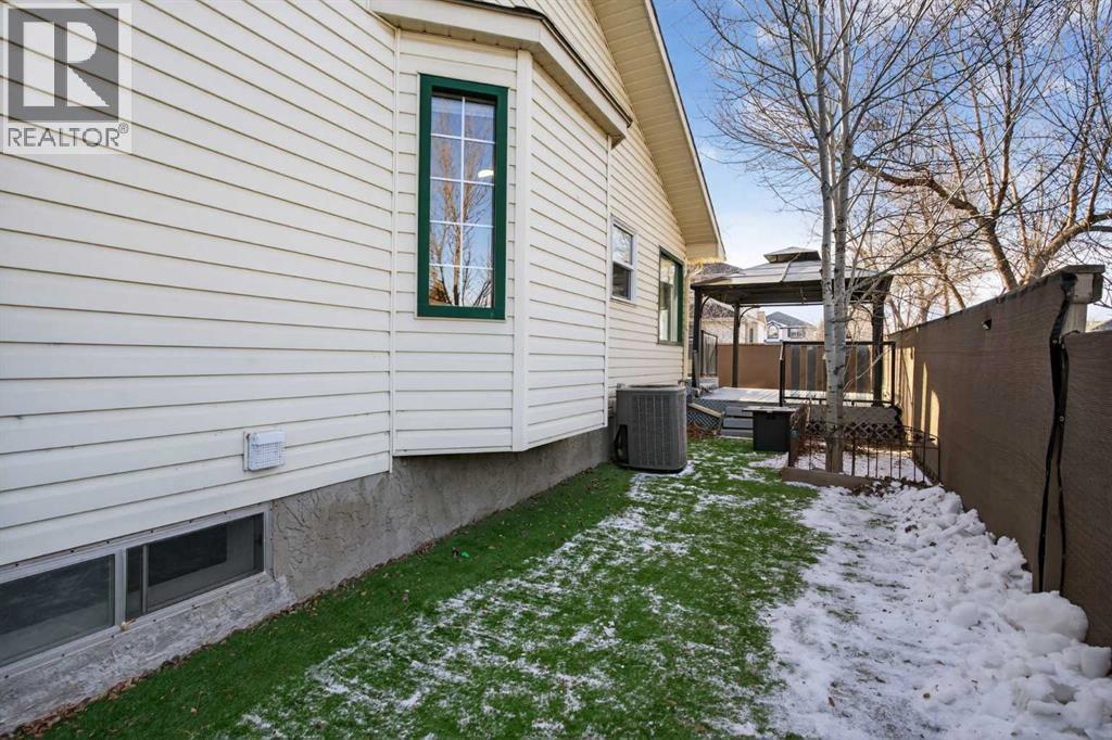 Single Family House 4 Level for Sale in  Douglas Ridge Close SE Douglasdale/Glen Calgary 