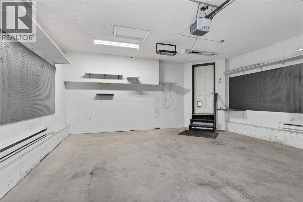 Single Family House 4 Level for Sale in  Douglas Ridge Close SE Douglasdale/Glen Calgary 