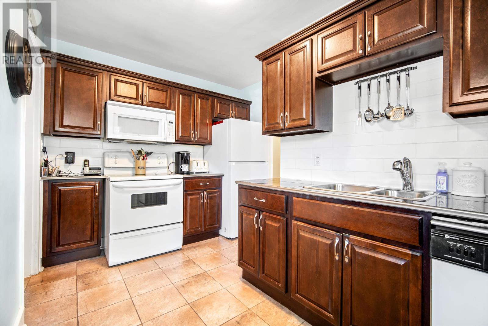 Property 22 of 49 of 6 Piers Avenue