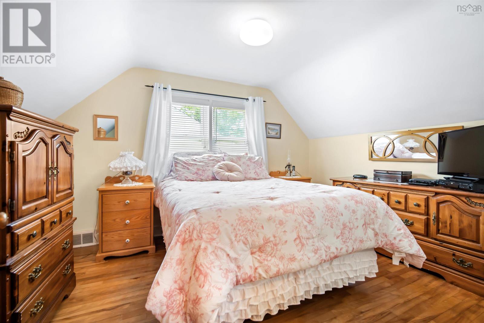 Property 37 of 49 of 6 Piers Avenue