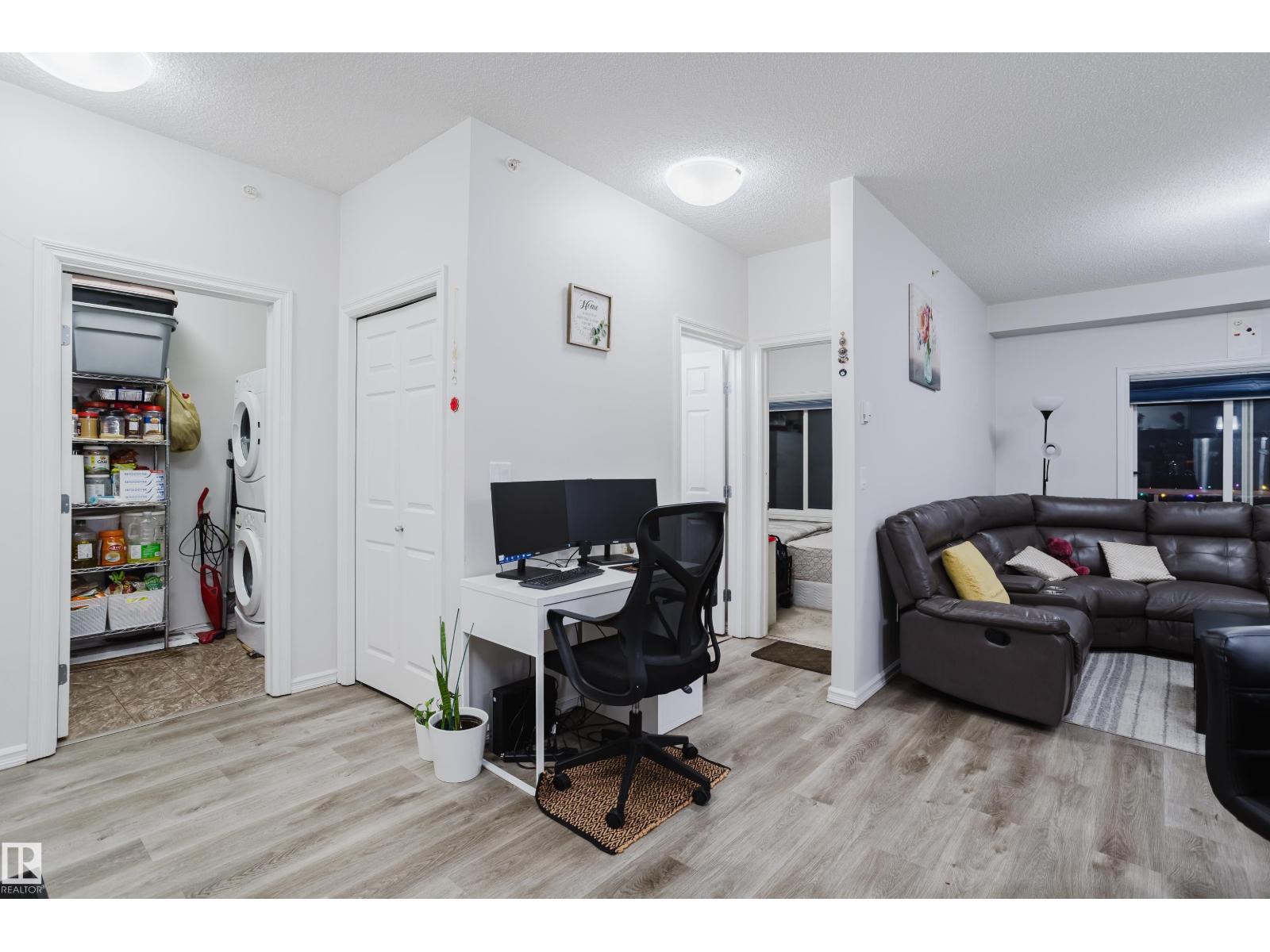 #415 2203 44 AV NW - 26