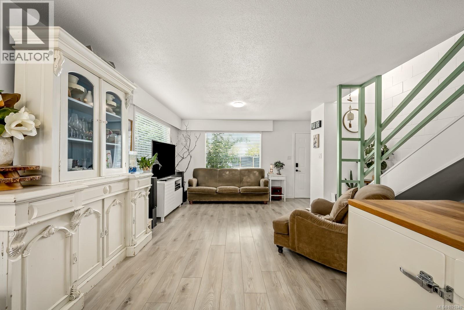 1883 & 1885 England Ave, Courtenay