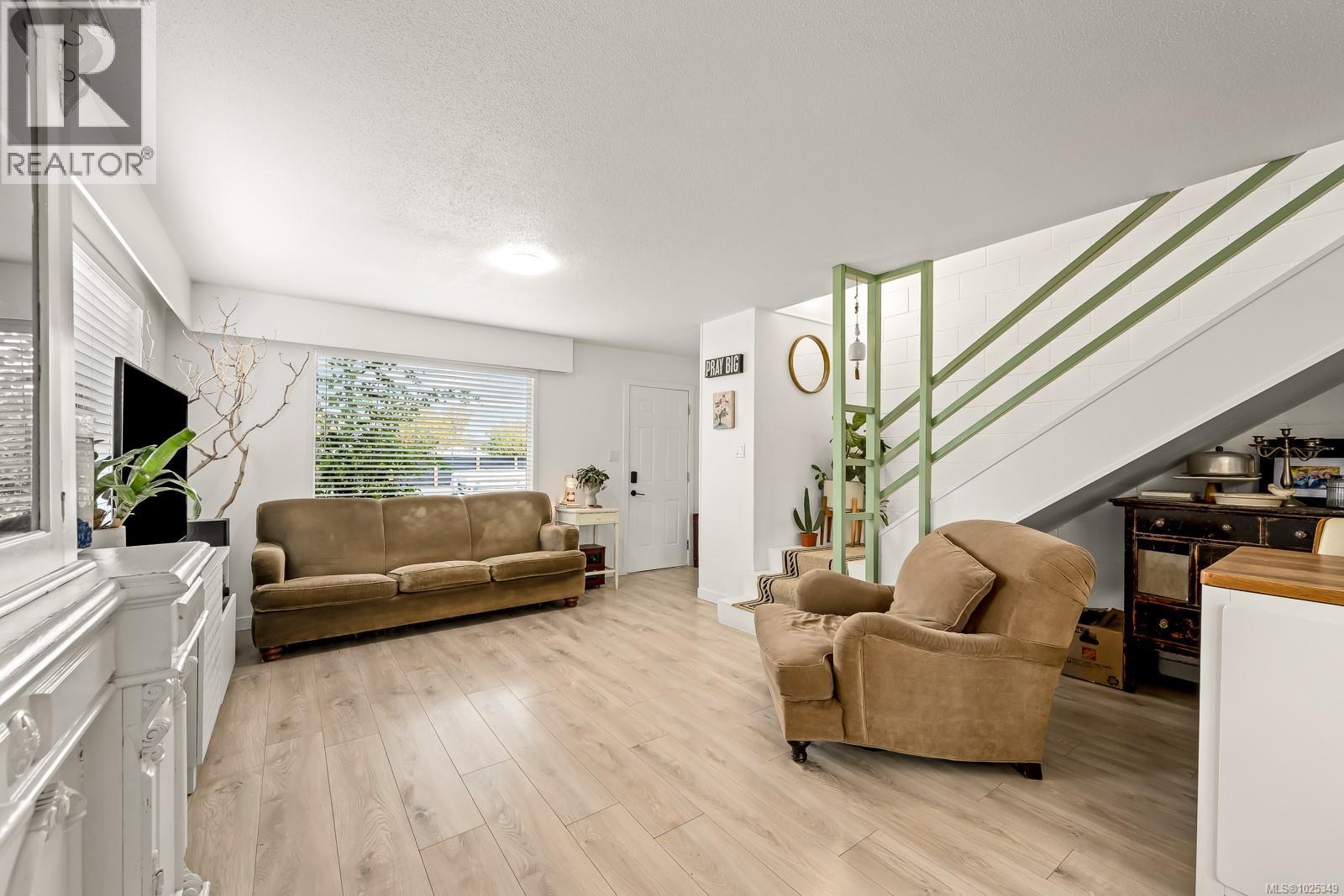 1883 & 1885 England Ave, Courtenay