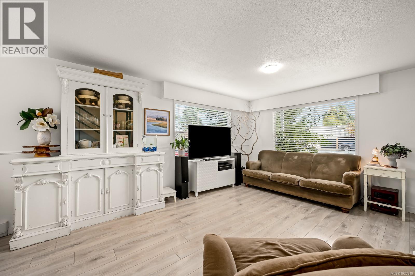 1883 & 1885 England Ave, Courtenay