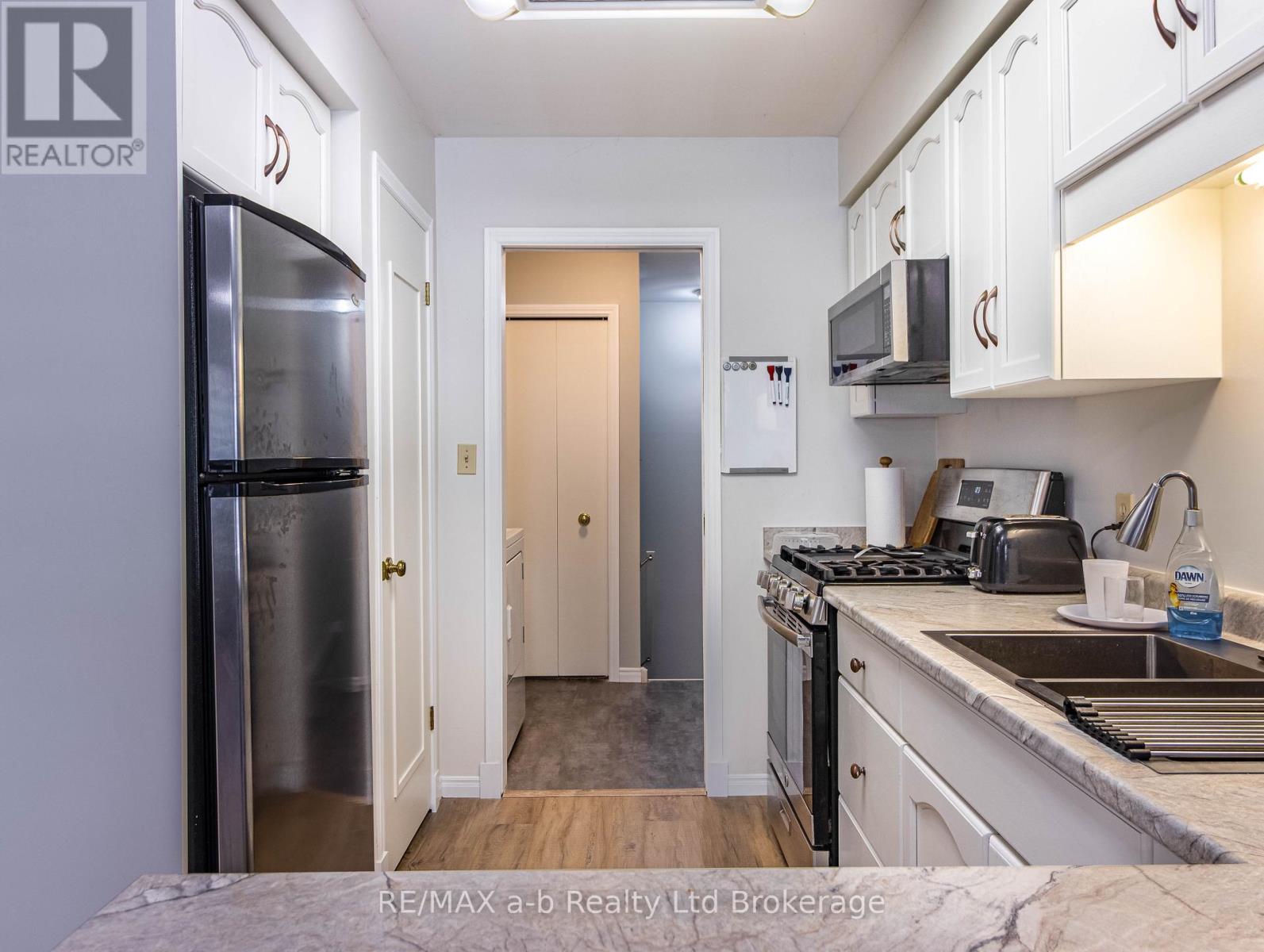 18 ORIOLE CRESCENT - Photo 4 of 26, Woodstock (Woodstock - North), Ontario