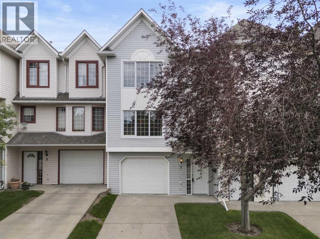 7 Prominence View SW, Calgary, Alberta