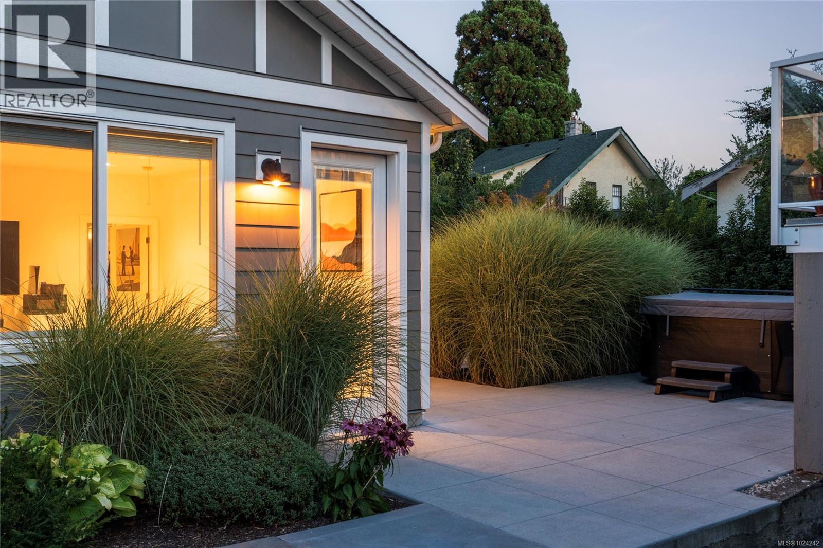  2051 Hampshire Road, Oak Bay