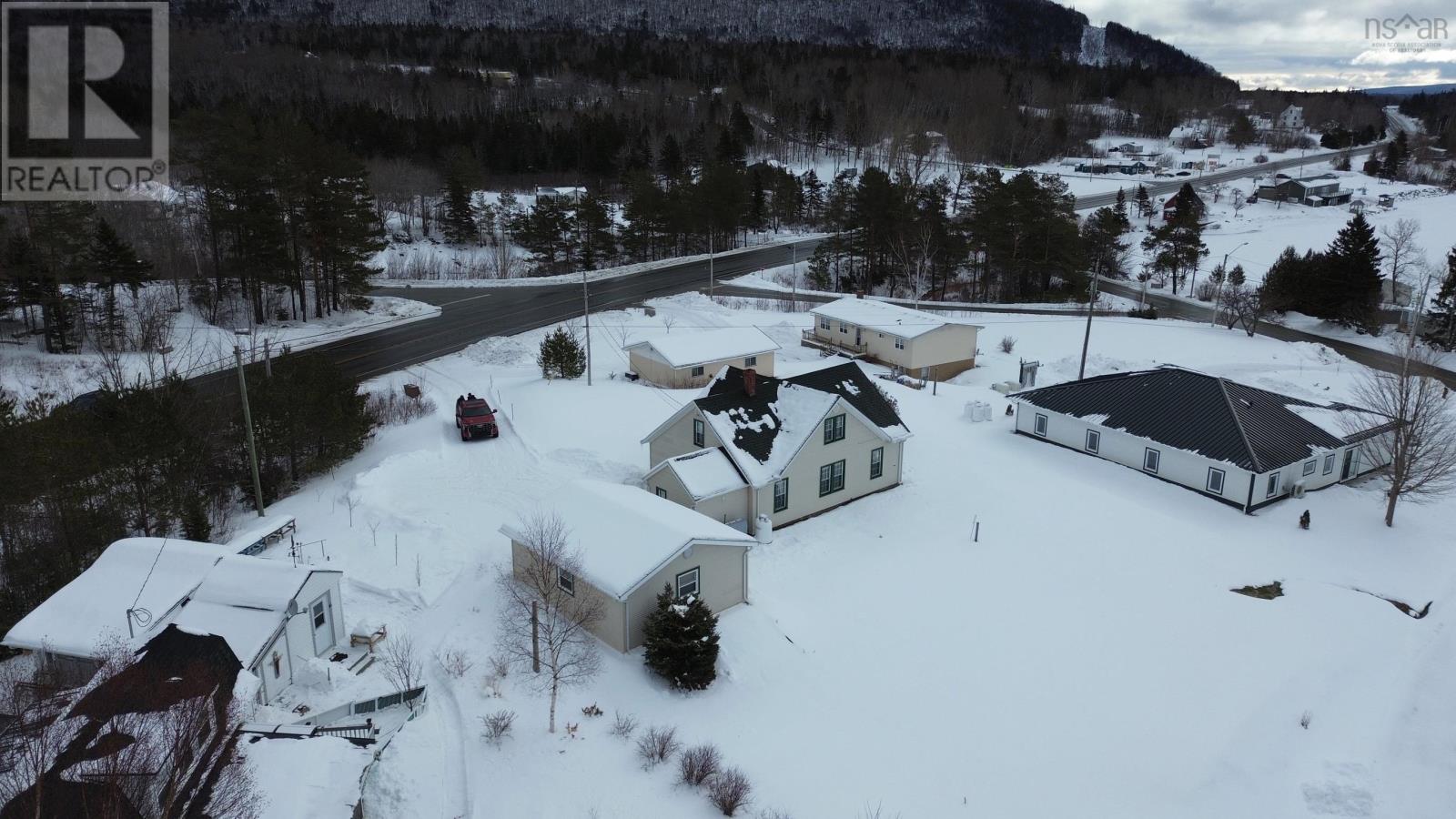 Property 8 of 20 of 9596 105 Highway