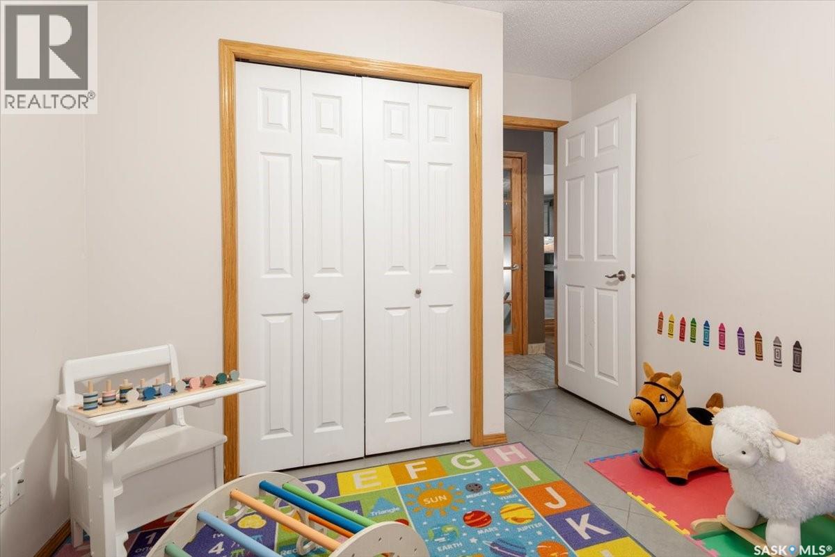 Single Family House 2 Level for Sale in  Wimbledon DRIVE Regina 