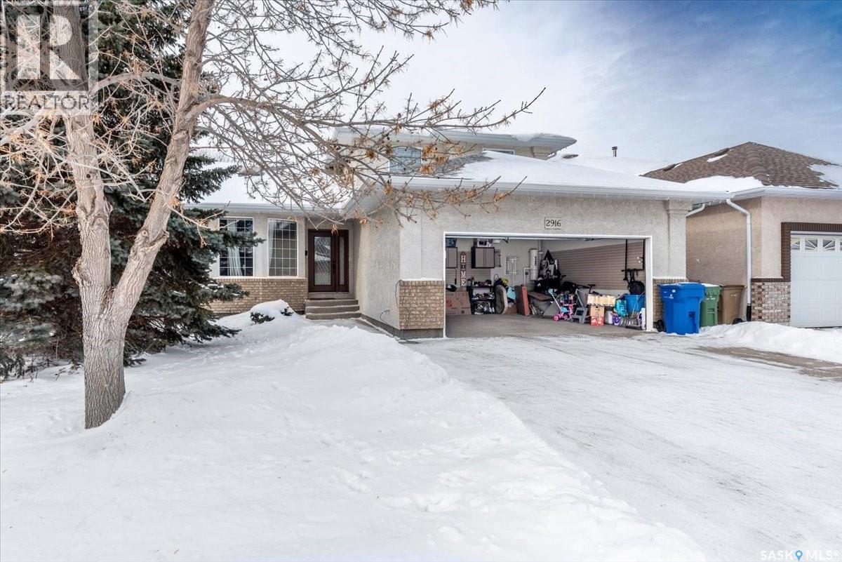 Single Family House 2 Level for Sale in  Wimbledon DRIVE Regina 