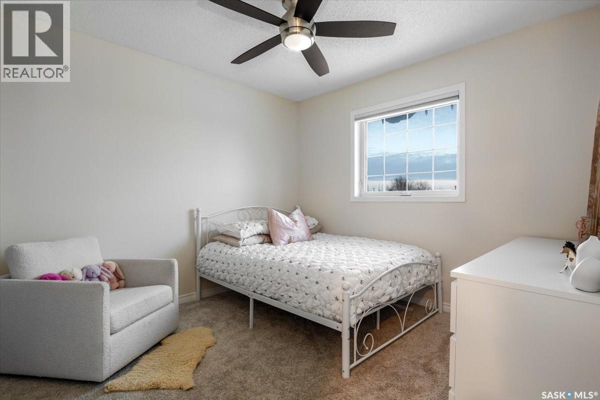 Single Family House 2 Level for Sale in  Wimbledon DRIVE Regina 