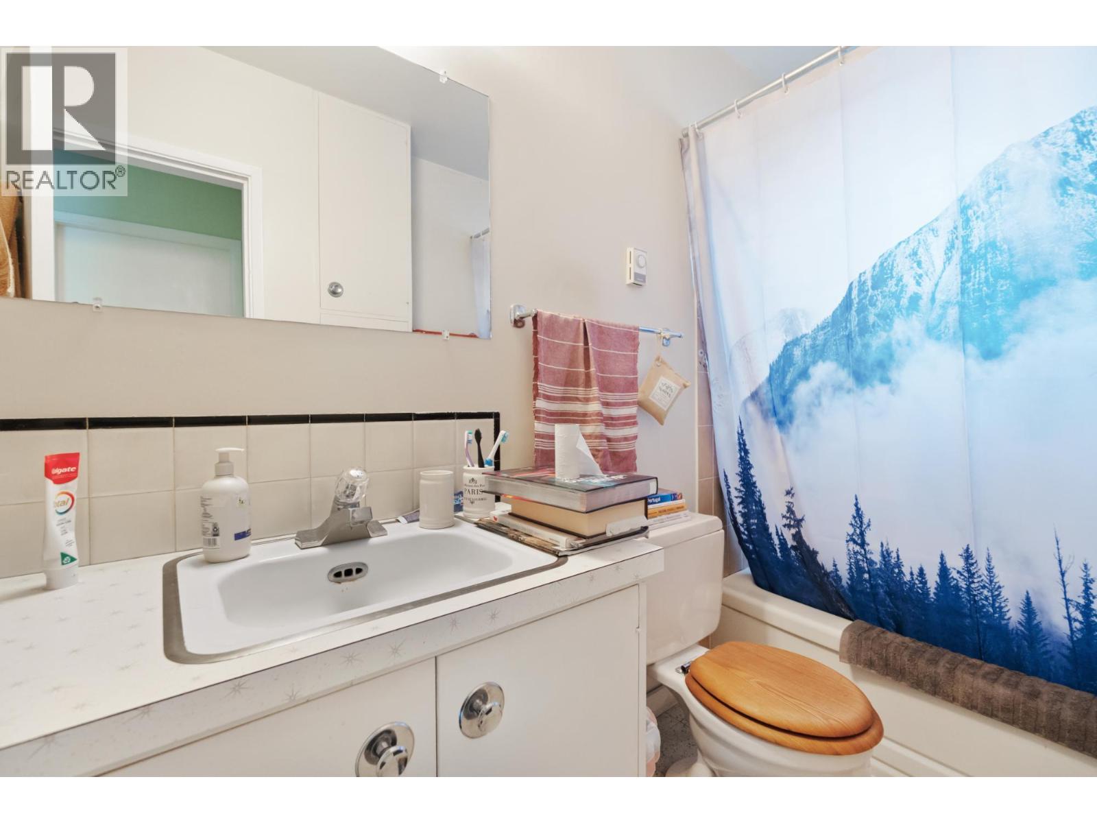  525 11TH Avenue, Castlegar