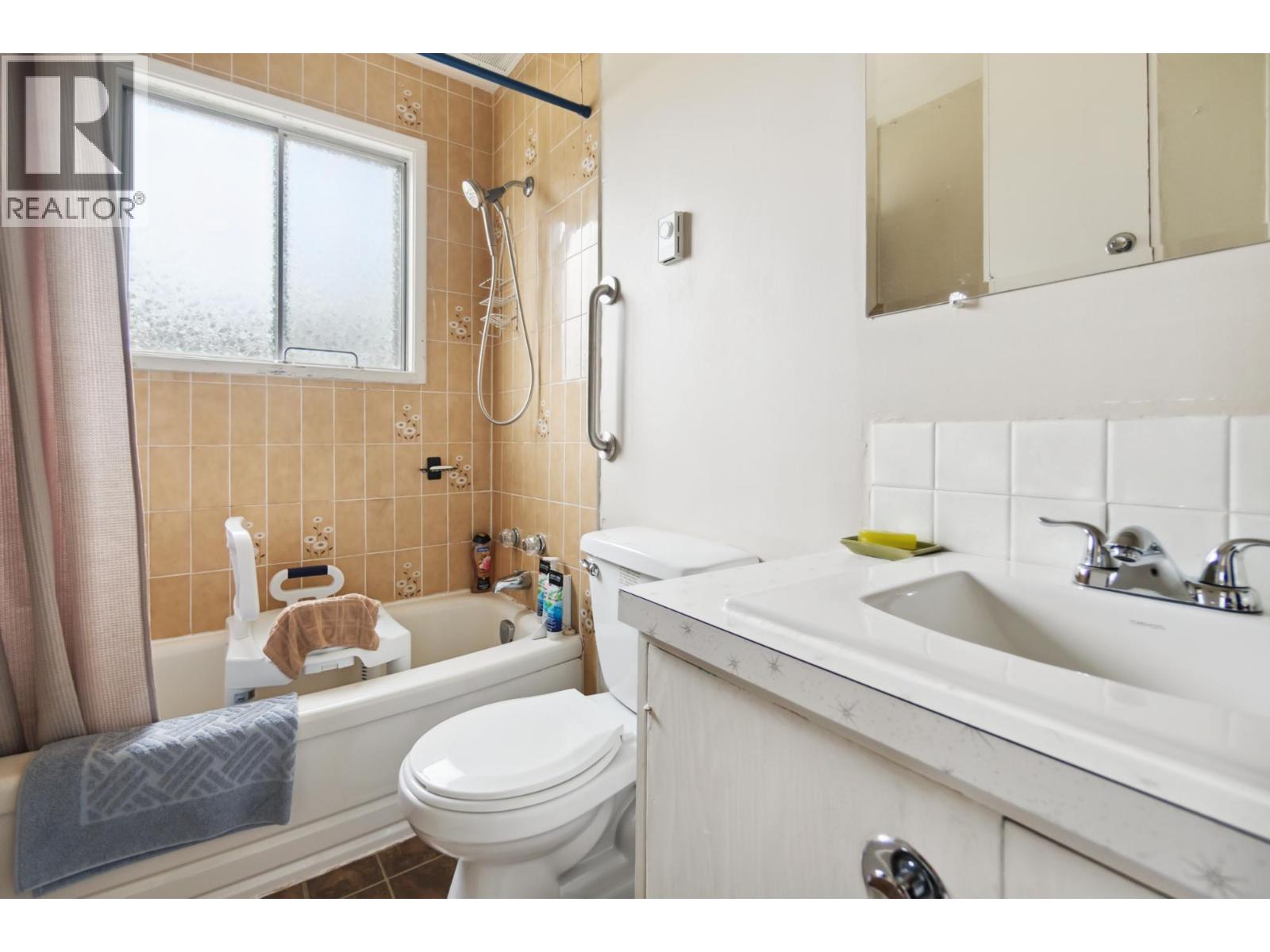  525 11TH Avenue, Castlegar