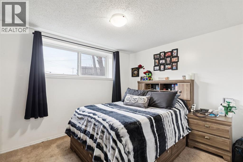 Single Family House Bi-level for Sale in  Penbrooke Close SE Penbrooke Meadows Calgary 