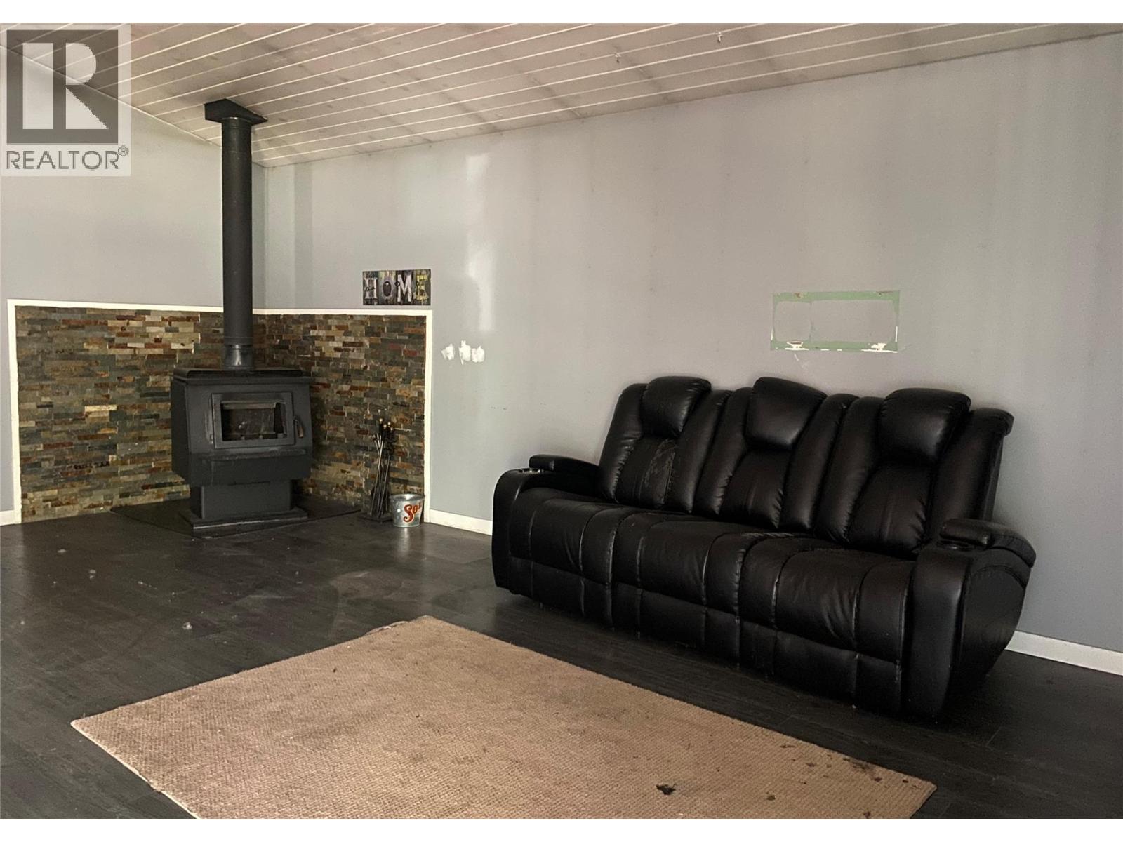 5325 33 Highway, Beaverdell