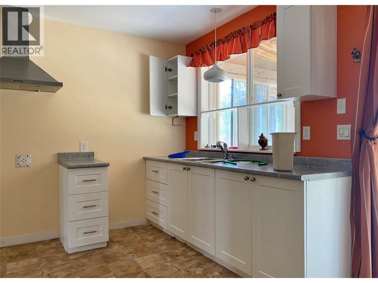 5325 33 Highway, Beaverdell