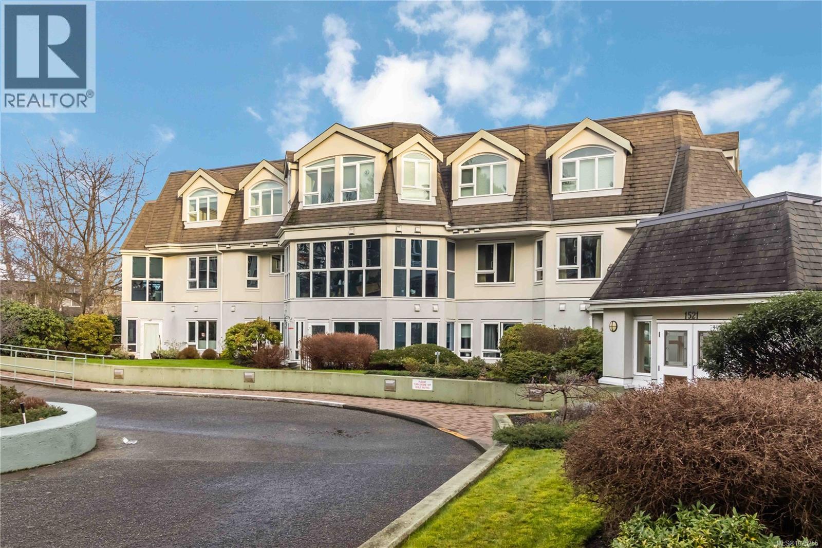 403 1521 Church Avenue, Saanich