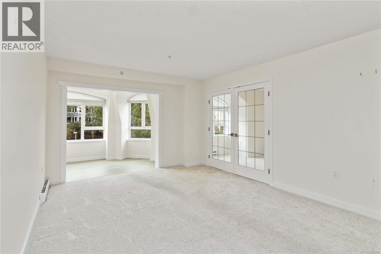 403 1521 Church Avenue, Saanich