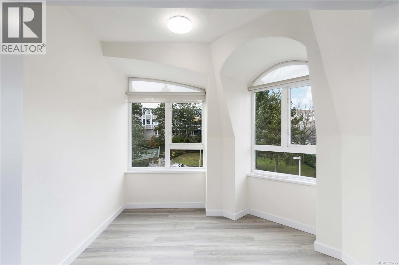 403 1521 Church Avenue, Saanich