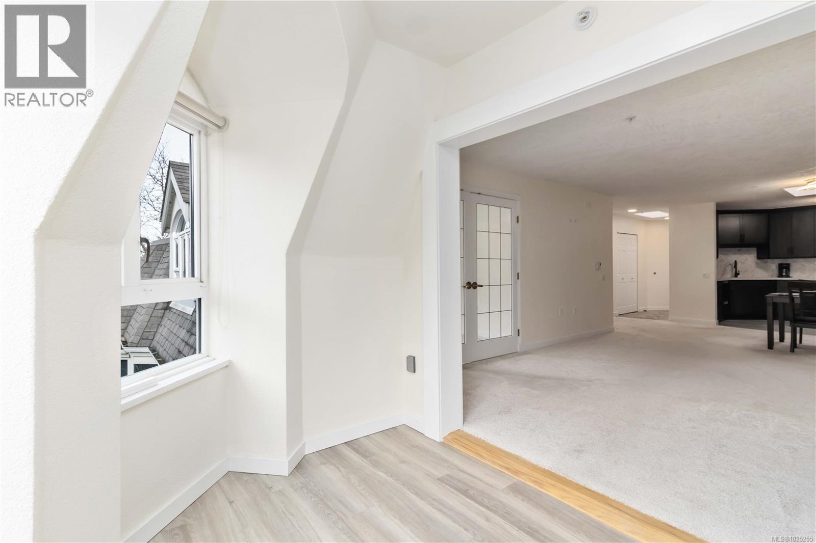 403 1521 Church Avenue, Saanich