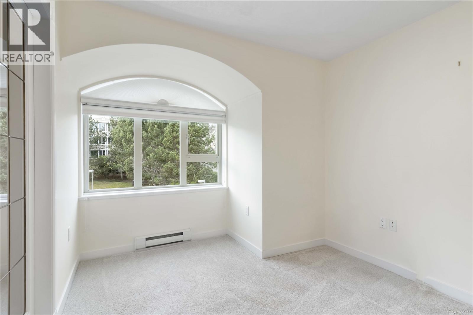 403 1521 Church Avenue, Saanich