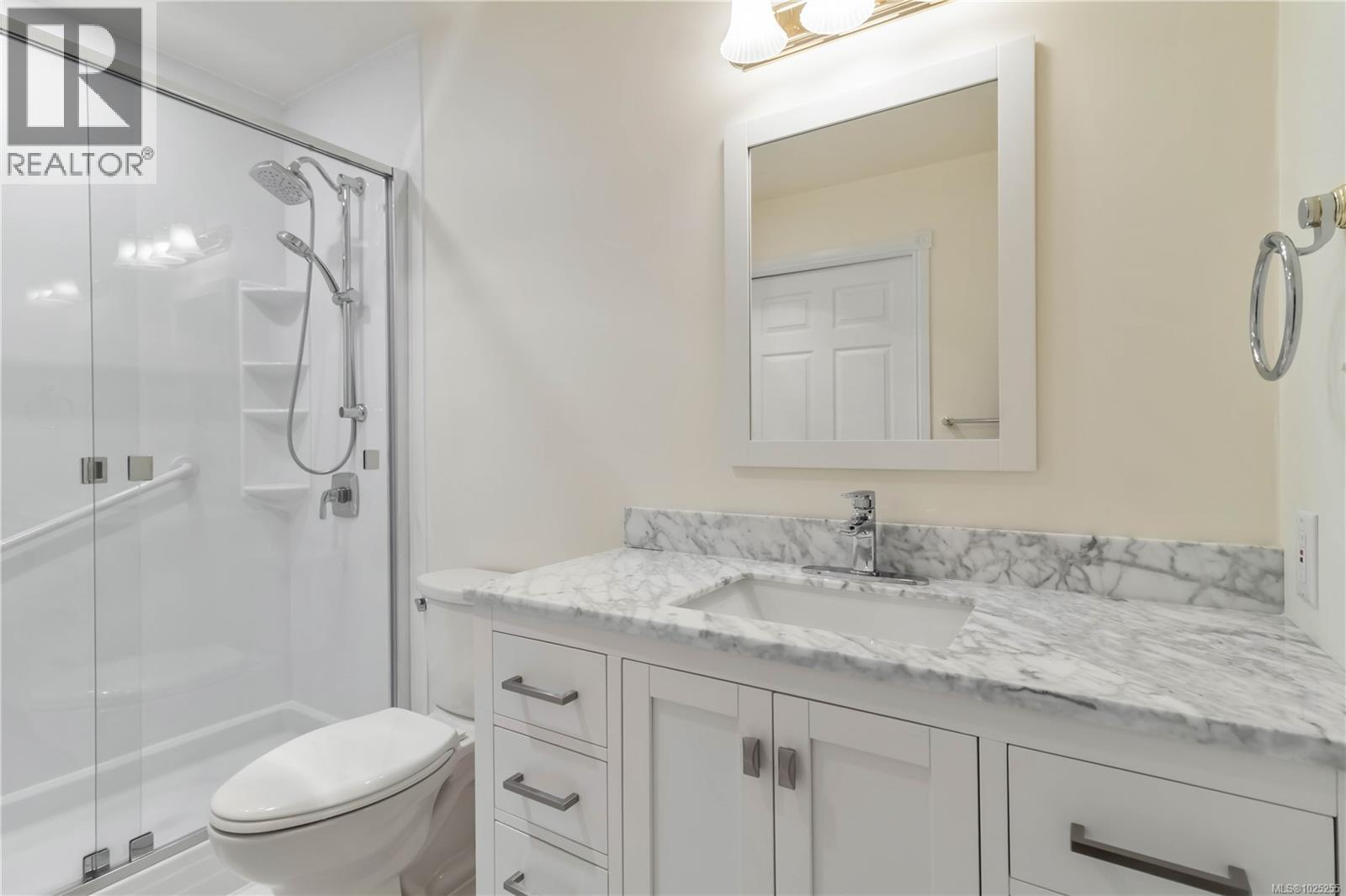 403 1521 Church Avenue, Saanich