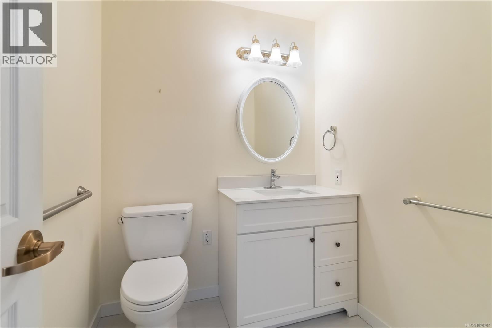 403 1521 Church Avenue, Saanich